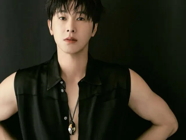 "TVXQ" Yunho (U-KNOW), attention focused on his sculpted arms... visuals that bring happiness