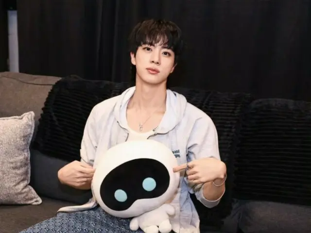 BTS' JIN is always with wootteo in Tampa