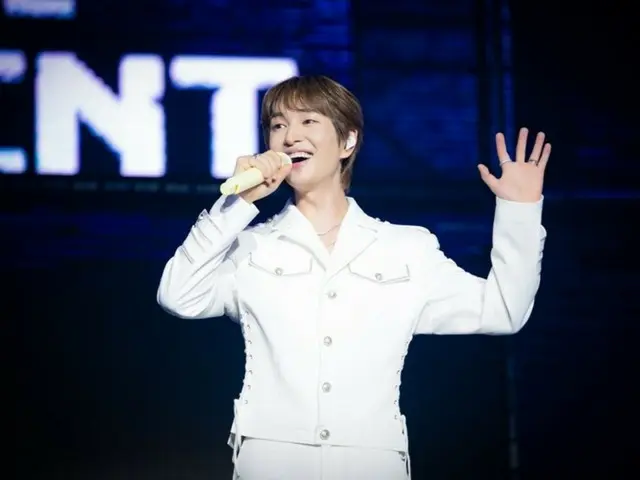 SHINee's Onew's first world tour Seoul concert was a great success... All-band live performance as a gift