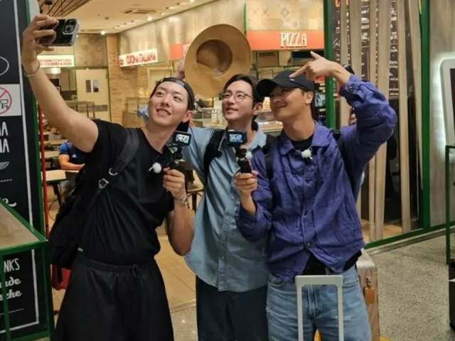 Kwon Yul x Yeon WooJin x Lee Jeong Shin (CNBLUE), behind the scenes immediately after arriving on a 14-hour flight... "Tourists obsessed with taking selfies"