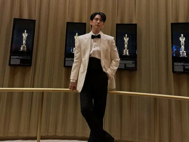 Yim Siwan visits the Academy Museum in a tuxedo...like a red carpet