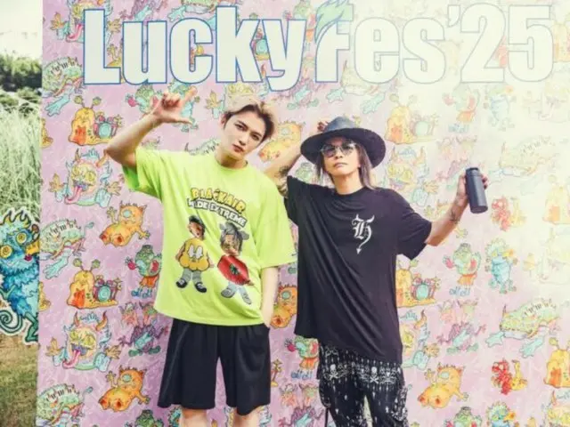 Jaejung and Hyde take a photo together at "Lucky fes"...the relaxed atmosphere is great!