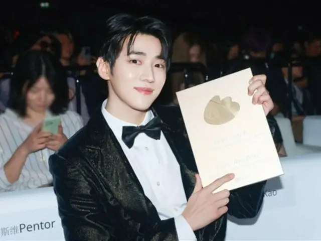 "DKZ" JAECHAN receives award at "Weibo GALA 2025" held in Thailand