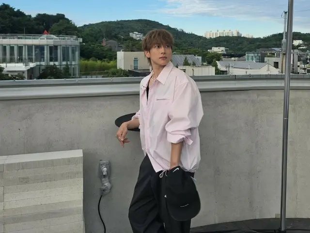 Yim Siwan changes to bright hair color... Boyish appearance that suits pink shirt