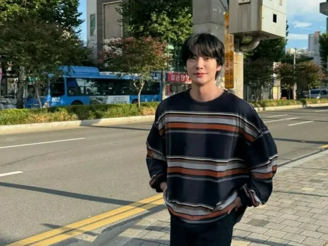 Ahn Jae Hyun's latest transformation into an autumn man... Strolling around town without a mask
