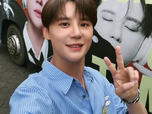 Jun Su (Xia) smiles brightly as she receives love from Shanghai fans...posing in front of a decorated bus!