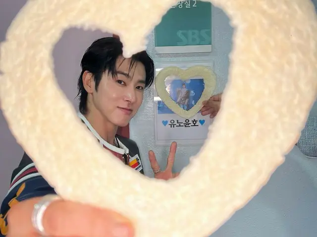 TVXQ's Yunho (U-KNOW) takes a heart-certifying shot in the waiting room of "SBS Inkigayo"