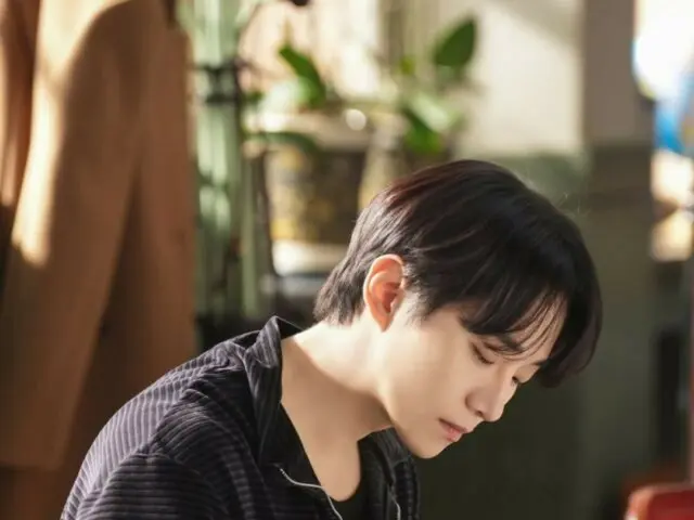 2PM's JUNHO reveals behind-the-scenes footage of "Taepyeong Trading Co."... He becomes one with the character in a dark tone