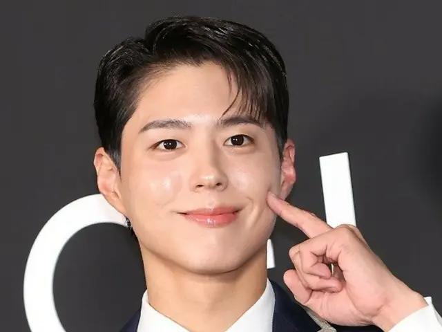 Singer RUI (Lee Seung Chul) shows off his friendship with Park Bo Gum... He asked him to star in the 40th anniversary musical... (Rooftop Problem Children)