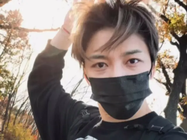 Jaejung looks even more dazzling in the sunlight... He conveys healing while enjoying autumn (video included)