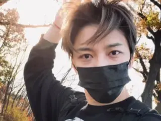 Jaejung looks even more dazzling in the sunlight... He conveys healing while enjoying autumn (video included)