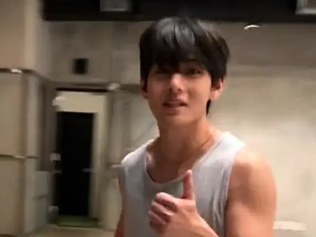 BTS' V's basketball live performance is a hot topic... His muscular physique draws everyone's attention