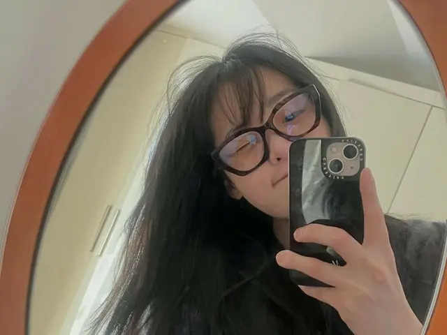 Kim MinHa and Lee Junho (2PM) are currently performing a romance... A recent photo showing off their charming freckles