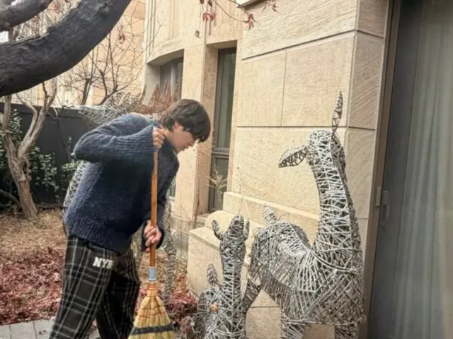 Jang Keun Suk looks like a prince even while cleaning... I want to be the dead leaf on his back