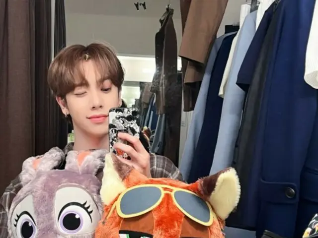 "n.SSign" Kazuta winks at the camera! ... Cute charm as he holds a stuffed toy