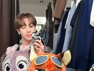 "n.SSign" Kazuta winks at the camera! ... Cute charm as he holds a stuffed toy