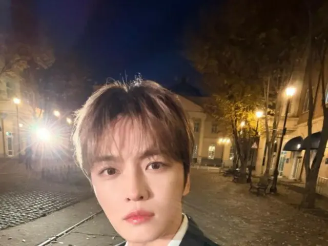 Jaejung in a black suit at night...romantic and lovely