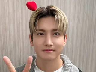 "TVXQ" Changmin, cute peace sign with a heart on his head