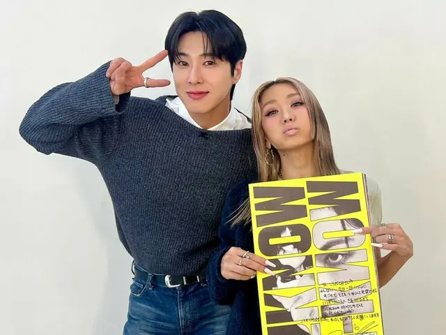 TVXQ's Yunho (U-KNOW) presents his solo album to Koda Kumi, who co-starred with him on "Chen Jisoo Treat"... The proof shot is a hot topic