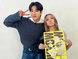 TVXQ's Yunho (U-KNOW) presents his solo album to Koda Kumi, who co-starred with him on "Chen Jisoo Treat"... The proof shot is a hot topic