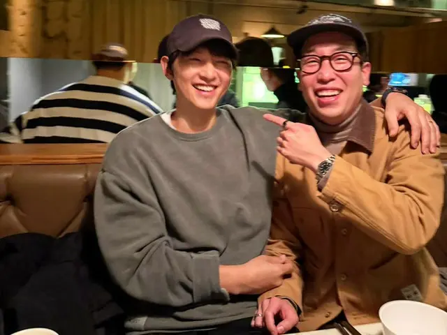 Actor Song Joong Ki is "feeling tipsy" with actor Kang Han Saem after meeting him for the first time in 10 years