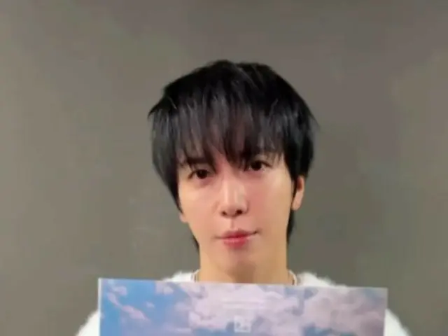 CNBLUE's Jung Yong Hwa looks cute showing off his LP! (Video included)